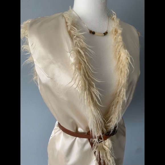 Women’s boutique creme color faux fur vest(L) - Picture 4 of 6